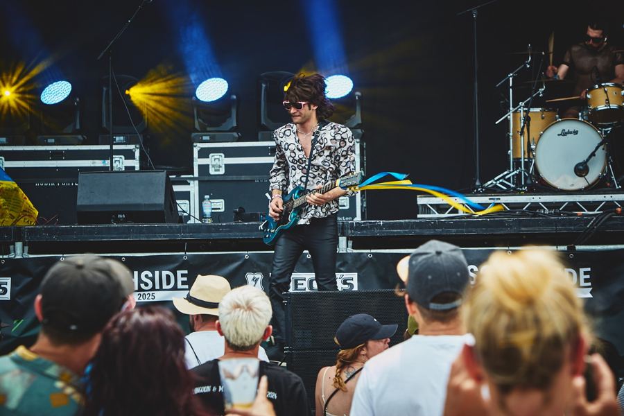Love'n'Joy on stage at Southside Festival 2025, blue and yellow ribbons on the guitar